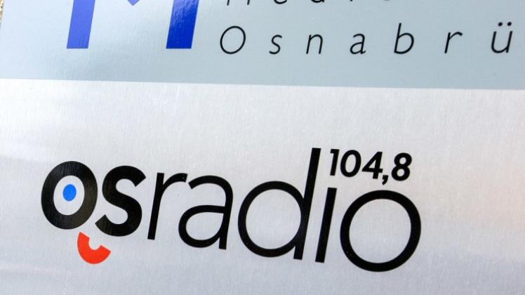 Firmenschild von osradio 104,8 in der Lohstraße. 