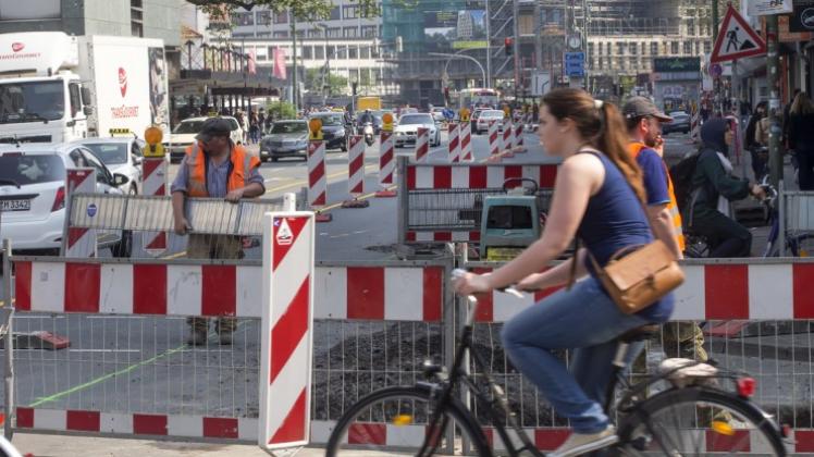 Es ist eng am Neuen Graben und Neumarkt: Zwei Spuren sind gesperrt, Radfahrer in Richtung Berliner Platz mischen sich zwischen Autos, Busse und Lkw. 