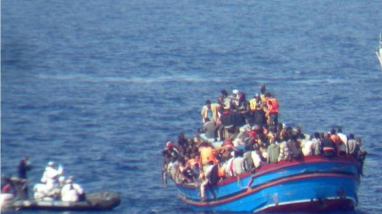 Bootsflüchtlinge vor der Südküste Italiens. Bootsflüchtlinge vor der Südküste Italiens.