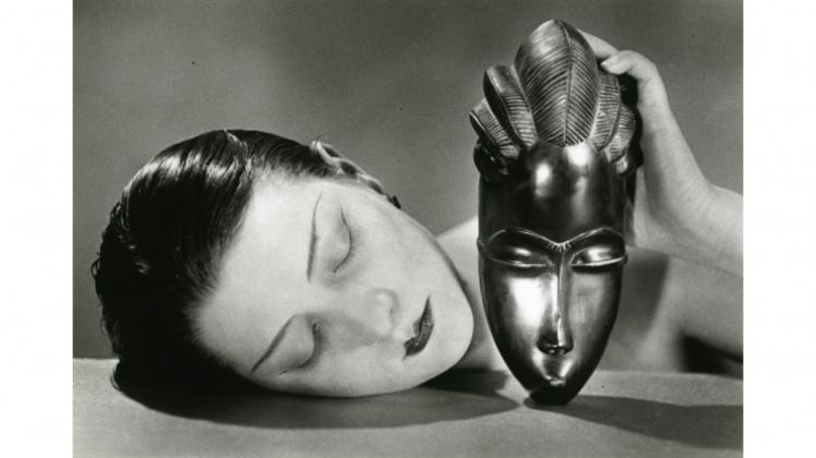 „Schwarz und Weiß“ von Man Ray (1926) istnur eins von insgesamt 160 Fotos, die in der Lichtbilder-Ausstellung im Städel-Museum in Frankfurt am Main gezeigt werden. 