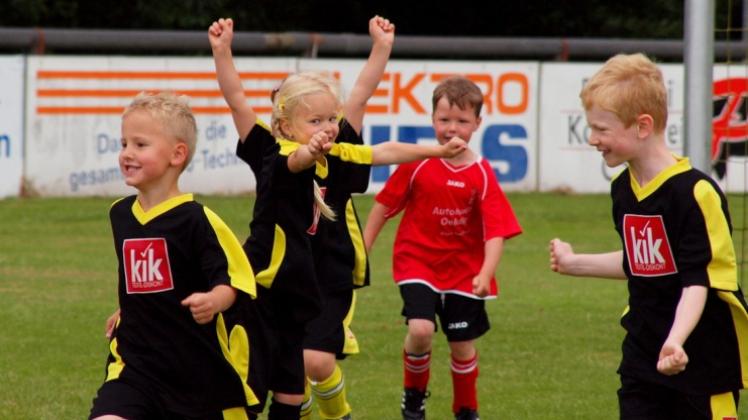 Die Mini-Kicker traten in Lähden zugunsten krebskranker Kinder an. Die Mini-Kicker traten in Lähden zugunsten krebskranker Kinder an.