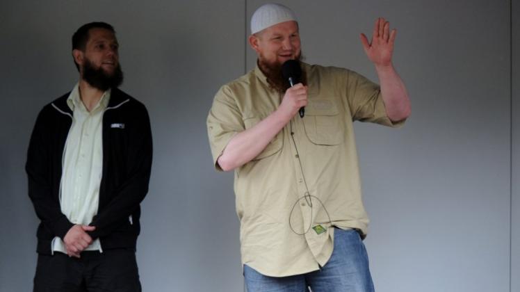 Die beiden umstrittenen Salafisten-Prediger Sven Lau (links) und Pierre Vogel bei ihrem Auftritt in Bremen. 