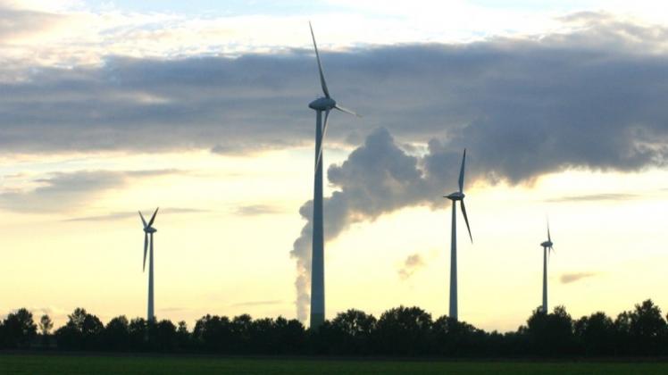 Der Windpark in Lengerich produziert schon Strom, das Kernkraftwerk Emsland im Hintergrund nur noch bis 2022. Archivfoto: Carsten van Bevern