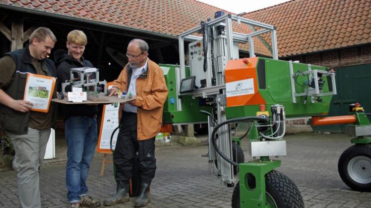 Der Feldroboter „Boni Rob“ kann durch seine Apps die Arbeit des Pflanzenzüchters beschleunigen, meinen Maik Kohlbrecher, Frederik Langsenkamp und Dieter Trautz von der Hochschule Osnabrück. 
