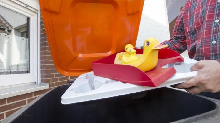 Quietsche-Ente und Verpackungsmüll künftig in einer Tonne: Der Testlauf in Eversburg wird 2015 erweitert und für die Bürger vereinfacht. 