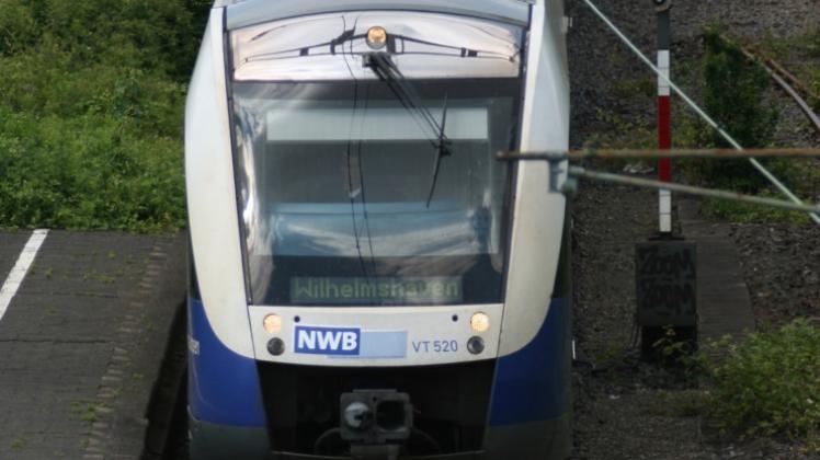 Eine Nordwestbahn nach Wilhelmshaven fährt in den Hauptbahnhof von Osnabrück ein. 