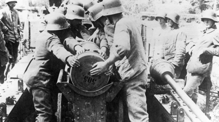 Als Artillerist zieht Edlef Köppen wie diese Soldaten, die 1918 eine Kanone laden, in den Ersten Weltkrieg. 