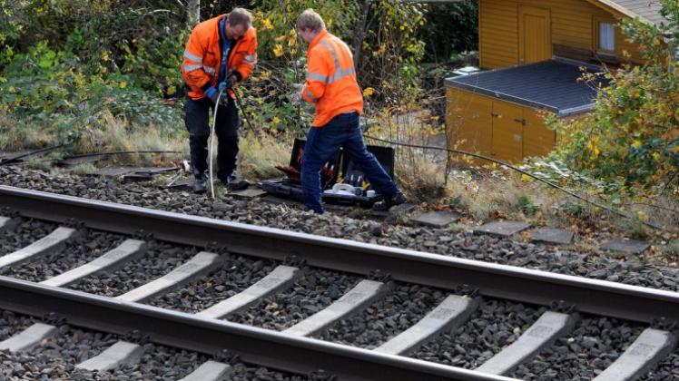 Neben dem Streik haben auch mehrere Brandanschläge den Zugverkehr behindert. 