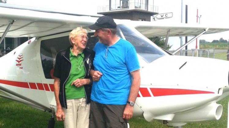 Pilot und Fluggast verstanden sich prima: Elli Köppe und Friedrich Lüke nach dem Rundflug