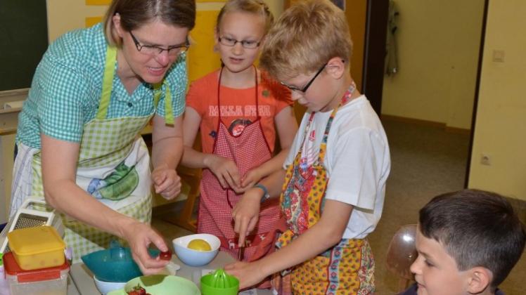Ökotrophologin Monika Rahimi bereitet mit den Kindern das ,,gesunde Frühstück‘‘ vor.Fotos: Burkhard Dräger