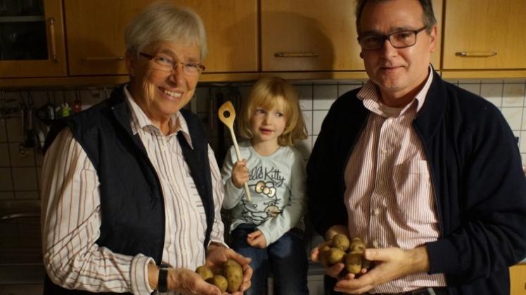 Schätzen das leckere Riemsloher Gericht: Hedda Oberschmidt, ihre Enkelin Sophie und Peter Mittelberg (von links).