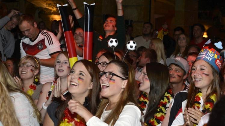 Wer die Spiele der deutschen Mannschaft in Gesellschaft schauen will, wird auch in der Region Osnabrück fündig. In einigen Locations gibt es Public Viewing auch für alle Spiele der Fußball-WM in Brasilien. 