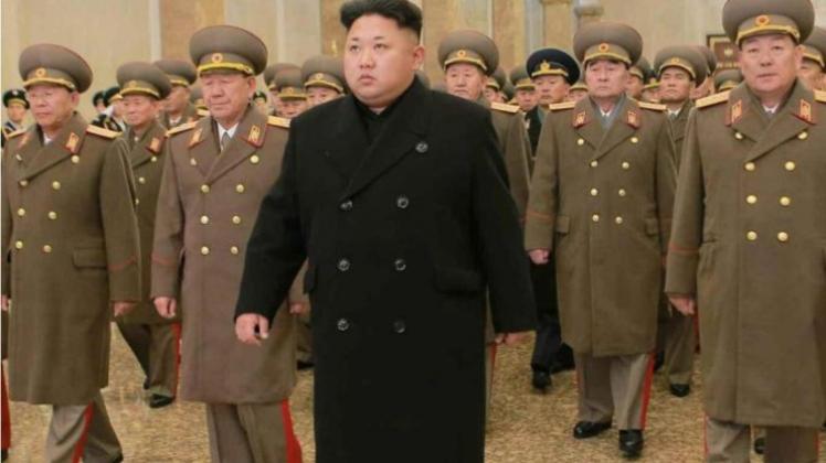 Nordkoreas Machthaber Kim Jong Un umgeben von Militärs. 