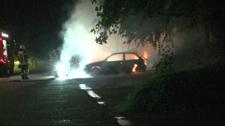 Lichterloh brannte der Corsa auf dem Parkplatz des Christlichen Krankenhauses in Quakenbrück. 