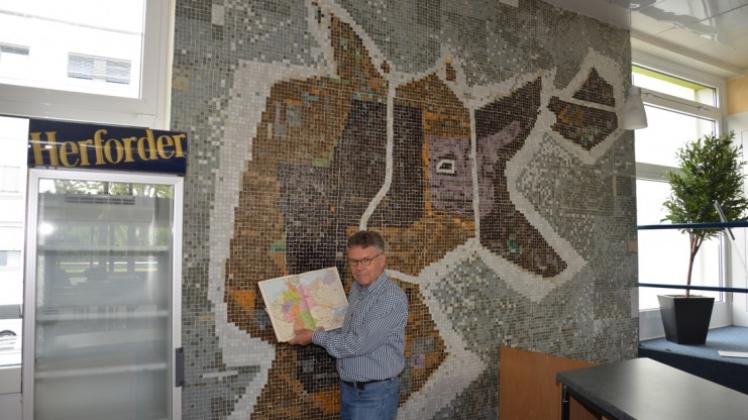 Dreigeteilt niemals: Das war die Aussage des Mosaiks im Foyer des städtischen Festsaals, das 1960 entstand. Fritz-Gerd Mittelstädt zeigte vor Ort, dass auch Schulatlanten bis 1988 noch offiziell die Grenzen Deutschlands von 1937 enthalten mussten. 