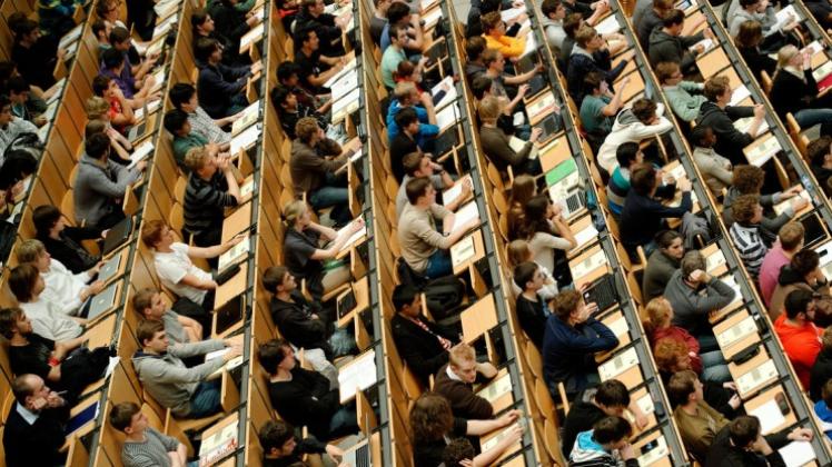Studenten in einem großen Hörsaal der Technischen Universität in München. 