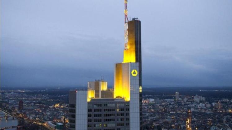 Angesichts sinkender Einnahmen will die Commerzbank weiter sparen. Angesichts sinkender Einnahmen will die Commerzbank weiter sparen.