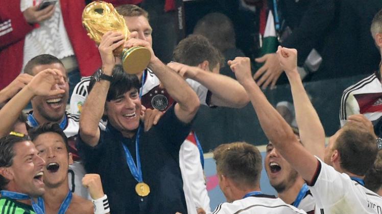 Da ist der Pokal: Joachim Löw mit der WM-Trophäe. Fotos: dpa Da ist der Pokal: Joachim Löw mit der WM-Trophäe. Fotos: dpa