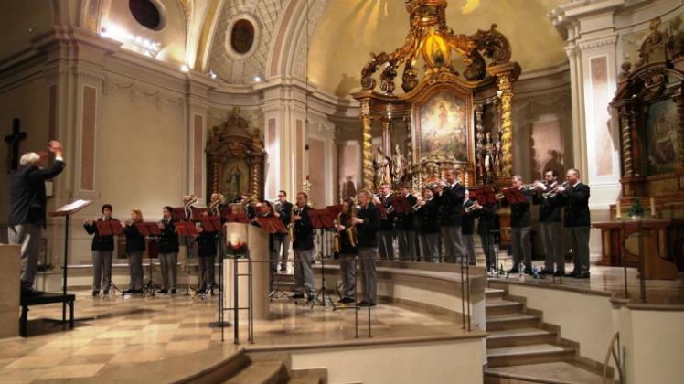 Jubilierend erschallten die Blasinstrumente beim Weihnachtskonzert der Harener Kolpingkapelle. 