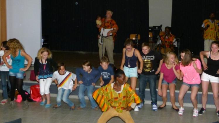 Zu einem gemeinsamen Lied auf Suaheli kamen die Schüler am Ende ihrer Projektwoche gerne noch einmal mit der Gruppe „Black & White“ zusammen. Zu einem gemeinsamen Lied auf Suaheli kamen die Schüler am Ende ihrer Projektwoche gerne noch einmal mit der Gruppe „Black & White“ zusammen.