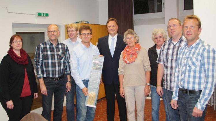 Torsten Bühning (vierter von links) ist neuer Ortsbürgermeister in Wehrendorf. Unser Foto zeigt ihn mit seinem Vorgänger im Kreise der Ortsratsmitglieder. 