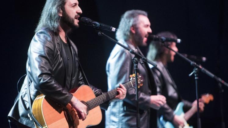 Drei italienische Brüder huldigten den Bee Gees und wurden vom Publikum gefeiert. Fotos: Michael Gründel