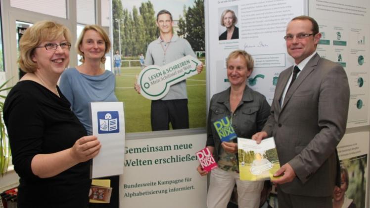 Auftakt der Kampagne der VHS Osnabrücker Land zur Alphabetisierung (von links): Anne Lohe, Sabine Karwath, Christa Rapp und Bürgermeister Ansgar Pohlmann eröffnen die Ausstellung. 