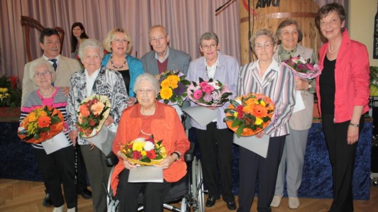 Auf 340 Jahren Mitgliedschaft bringen es die Mitglieder, die seit 40 und 50 Jahren der Awo angehören. Es gratulieren Renate Woda (rechts), Wolfgang Blavius (links) und Gerda Stiller (Dritte von links). 