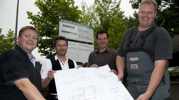 Freuen sich auf den Neubau des Glaner Schützenhauses (von links): Daniel Große Albers, Dachdecker Michael Rosemann, Volker Lauwerth (2. Vorsitzender des Schützenvereins) und Bauunternehmer Jens Holtmeyer. 