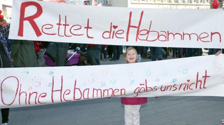 „Rettet die Hebammen - Ohne Hebammen gäb’s uns nicht“ - und ganz Deutschland wird, wie hier in Hannover, für den Berufsstand der Hebammen demonstriert. 