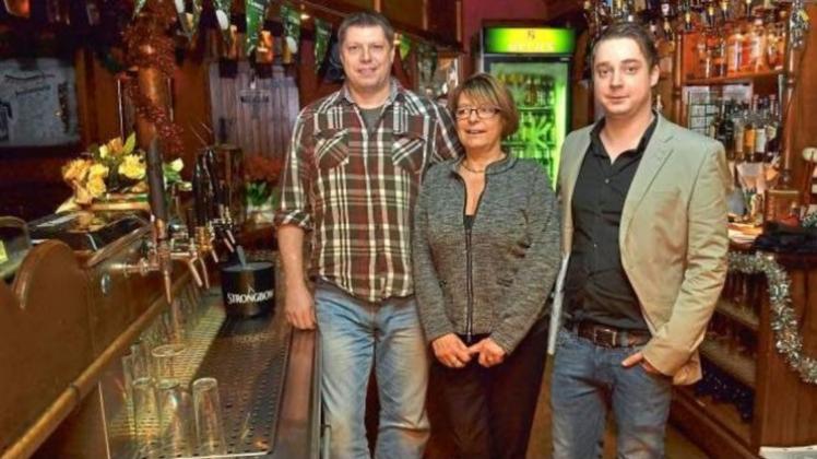 Haben im Slattery’s den Zapfhahn in der Hand: Heinz Krimmert, Inhaberin Angela Rittweger und ihr Sohn Marten Rittweger. Ab Freitag empfangen sie ihre Gäste zum 20. Geburtstag des Pubs. Haben im Slattery’s den Zapfhahn in der Hand: Heinz Krimmert, Inhaberin Angela Rittweger und ihr Sohn Marten Rittweger. Ab Freitag empfangen sie ihre Gäste zum 20. Geburtstag des Pubs.