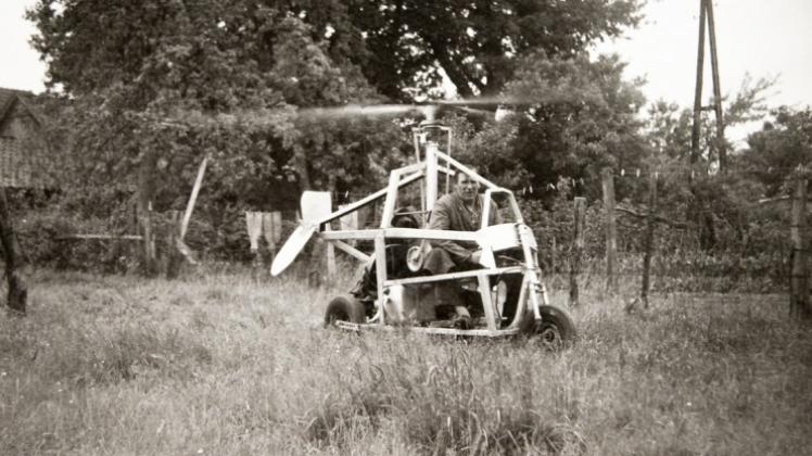Hans Mühlsteph baute in seiner Werkstatt in Bottorf in den Fünfzigerjahren einen Hubschrauber-Prototyp. Repro: Bodemann