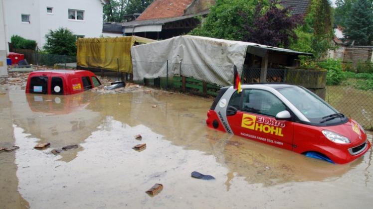 Überflutete Autos in Rambach bei Wiesbaden (Hessen), wo sintflutartige Regenfälle Teile der Stadt unter Wasser setzten. 