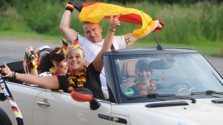 Die Papenburger feiern den Sieg der deutschen Nationalmannschaft standesgemäß mit einem Autokorso. 