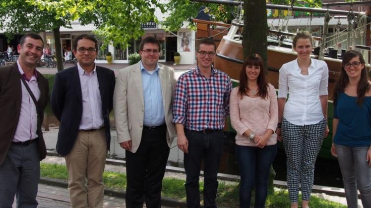 Zu Besuch im nördlichen Emsland war eine Delegation aus Spanien. Das Bild zeigt die Gäste zusammen mit Jens Stagnet (3. v. l.) von der Wachstumsregion Ems-Achse und Esther Klee (6. v. l.) von den BBS Papenburg. 