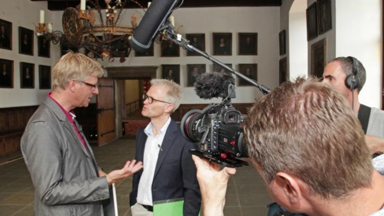 ZDF-Redakteur Nicolai Piechota (links) im Gespräch mit Ratsherrn Felix Wurm bei Dreharbeiten im Friedenssaal. 