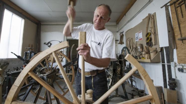 Klopft auf Holz: Stellmacher Theo Malchus baut ein Speichenrad in seiner Werkstatt. 