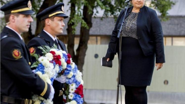 Die norwegische Ministerpräsidentin Erna Solberg bei einer Gedenkveranstaltung im Regierungsviertel von Oslo. Die norwegische Ministerpräsidentin Erna Solberg bei einer Gedenkveranstaltung im Regierungsviertel von Oslo.