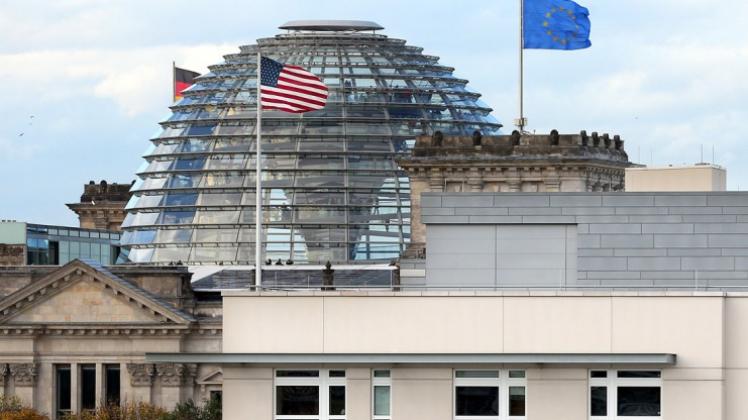 Das Dach der US-amerikanischen Botschaft in Berlin. Dort soll der amerikanische Geheimdienst seine Zentrale haben. Wenige Hundert Meter Luftlinie trennen die US-Botschaft vom Reichstagsgebäude (im Hintergrund). 