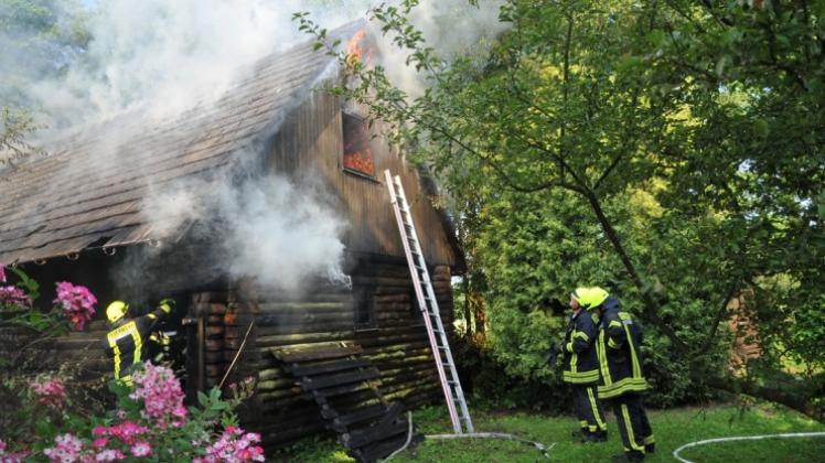 Lichterloh schlugen die Flammen aus Fenster und Giebel. Lichterloh schlugen die Flammen aus Fenster und Giebel.