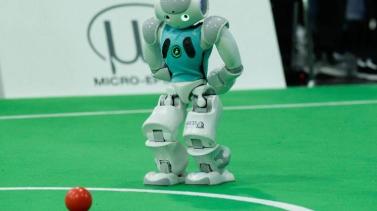 Roboter können nicht nur Fußball spielen, sondern auch darüber berichten. 