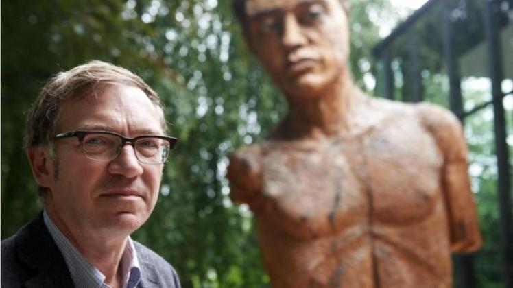 Stephan Balkenhol vor seiner Holz-Skulptur «Tempre più». 
