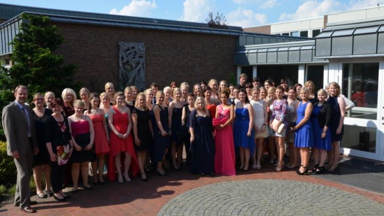 Glücklich über bestandene Prüfungen: die 45 Absolventen und Absolventinnen der Fachschule St. Franziskus mit ihrem Schulleiter Ludger Mehring (links). Glücklich über bestandene Prüfungen: die 45 Absolventen und Absolventinnen der Fachschule St. Franziskus mit ihrem Schulleiter Ludger Mehring (links).