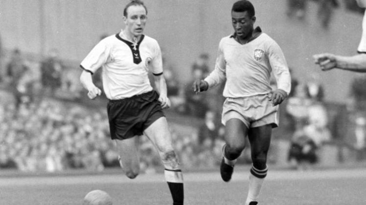 Das erste Länderspiel: Am 5. Mai 1963 – die deutsche Mannschaft unterlieg 1:2 im Hamburger Volksparkstadion. Willi Schulz (links) sollte Pele (rechts) in Schach halten. 
