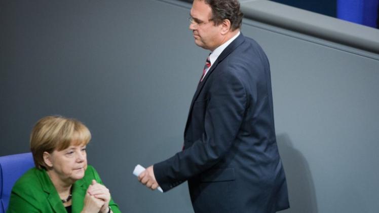 In der Union wächst Streit um den Kurs Angela Merkels (links): Nach Auffassung von Ex-Minister Hans-Peter Friedrich (rechts) hat die Kanzlerin zu stark Themen der SPD und der Grünen besetzt. Foto:dpa