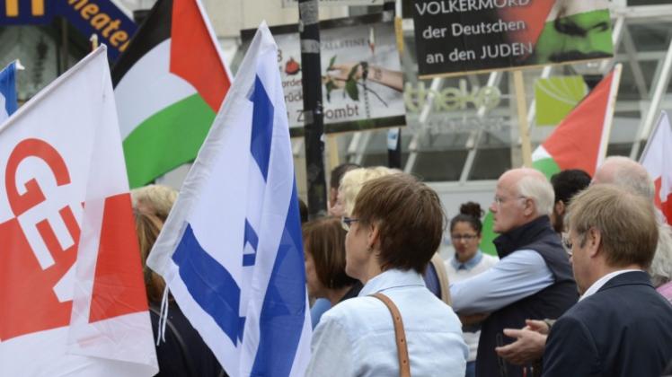 Palästinensische und jüdische Vertreter demonstrierten am Freitagnachmittag gemeinsam vor dem Osnabrücker Theater für Frieden im Nahen Osten. 