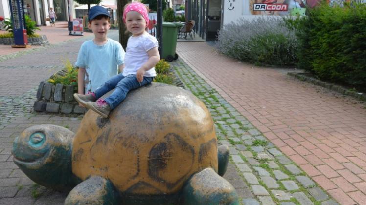 Generationen von Kindern diente die Schildkröte als Spielzeug. Auch Lena (1) und Ben (3) hatten 
              
               noch ihren Spaß mit der Figur auf der Mühlenstraße. Sie wird demnächst abgebaut und verschönert, kehrt aber zurück. 
