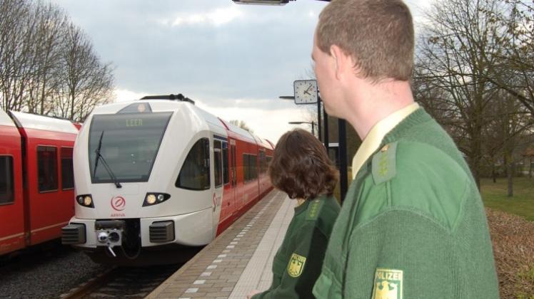 Bei Passkontrollen in einem Zug am Bahnhof in Bad Bentheim ist Beamten der Bundespolizei ein mit zwei Haftbefehlen gesuchter Mann „ins Netz“ gegangen. Bei Passkontrollen in einem Zug am Bahnhof in Bad Bentheim ist Beamten der Bundespolizei ein mit zwei Haftbefehlen gesuchter Mann „ins Netz“ gegangen.