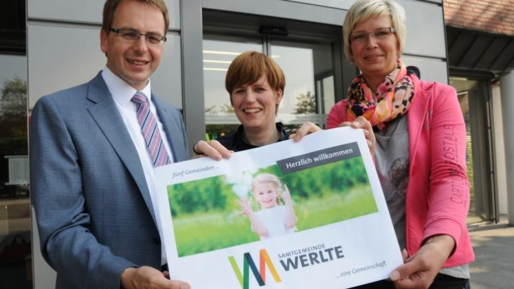 Die Samtgemeinde Werlte hat ein neues Logo und einen neuen Wahlspruch. Beides präsentierten (v. l.) Ludger Kewe, Rabea Monecke und Nicole Stevens. 