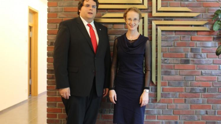 Landeskirchenamtspräsidentin Stephanie Springer tauschte sich mit Leiter Daniel Aldag im Kirchenkreisamt Meppen über die Ausnahmesituation des Kirchenkreises Emsland-Bentheim aus.
